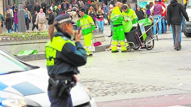 Así trabajan los barrenderos escoltados por la Policía Municipal