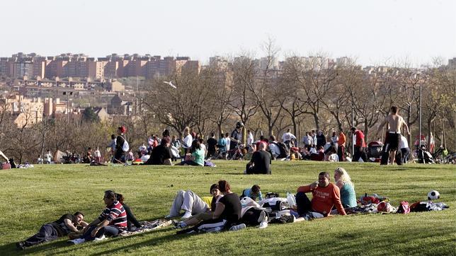 El parque Juan Carlos I tendrá un aparcamiento de pago
