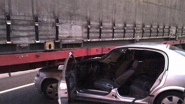 Un camión arrastra su coche casi 100 metros... y sale ileso