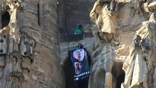 Greenpeace se cuelga de la Sagrada Familia para pedir la libertad de detenidos en Rusia