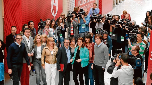 Los barones del PSOE muestran a  Rubalcaba la puerta de salida