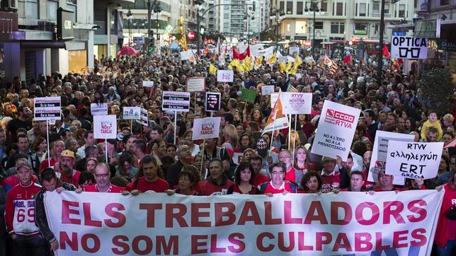 Los trabajadores de RTVV impiden el acceso al control para cerrar la emisión