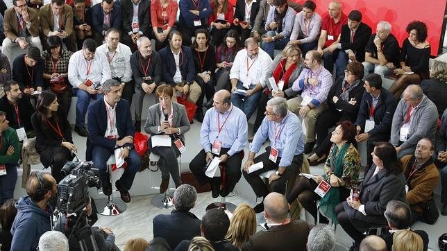 La dirección del PSOE quiere rebajar al 5% los avales para presentarse a las primarias
