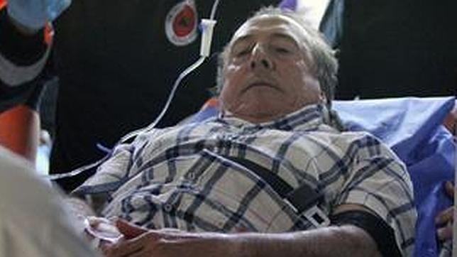 El mozo de espadas de El Juli se clava un estoque al saltar un toro al callejón