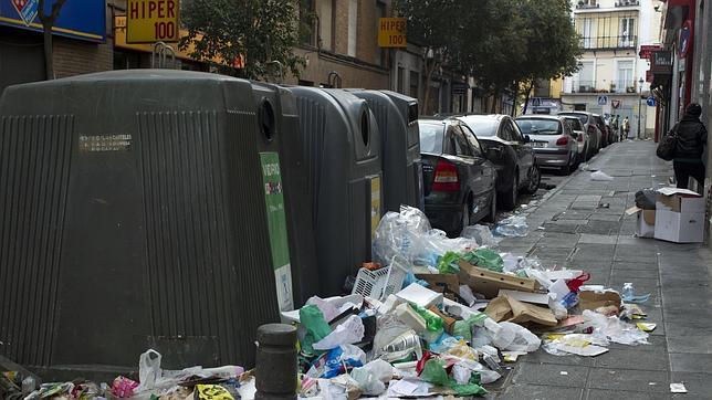 Huelga de limpieza: La estrategia radical de los piquetes: tirar basura hasta en los colegios