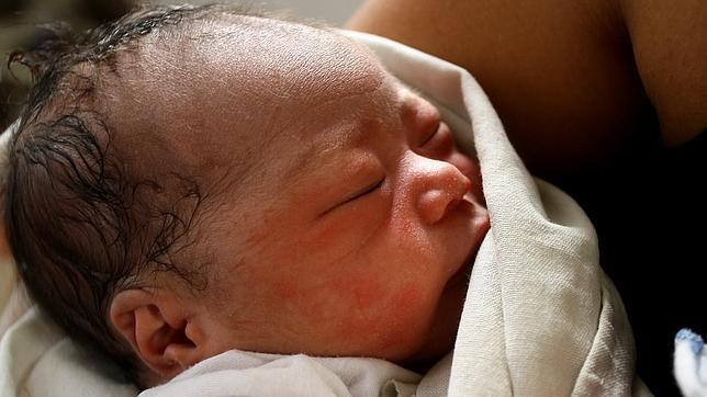 El milagro de la vida en medio del caos sembrado por el tifón Haiyan