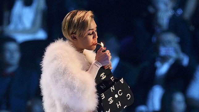 Miley Cyrus se fuma un porro en los EMA MTV Awards