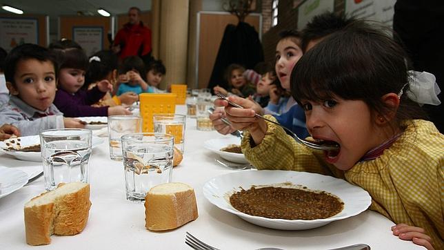 Los escolares que no tienen que pagar el comedor aumentan un 38% desde 2011