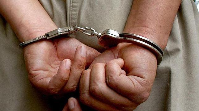 Roba una furgoneta y acaba detenido al empotrarse contra una comisaría