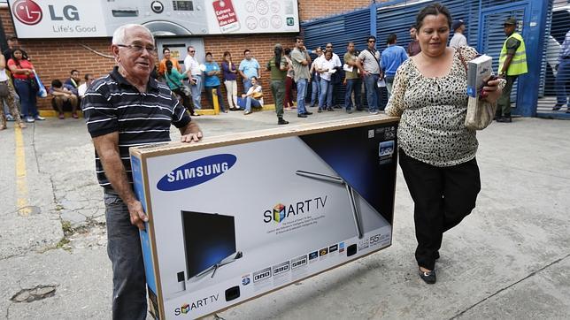 Maduro pide ahora a los venezolanos no caer en el «nerviosismo del consumismo»