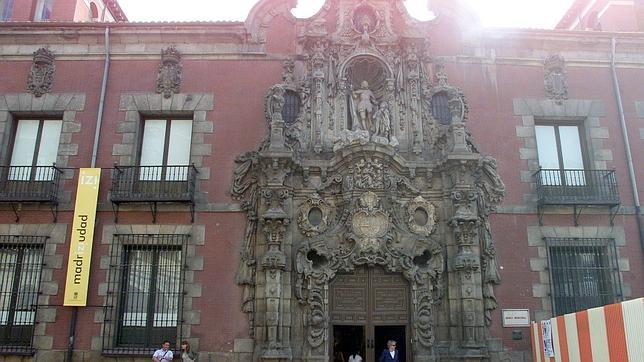 La fachada del Museo Municipal, un edificio que ahora está rodeado con una verja metálica