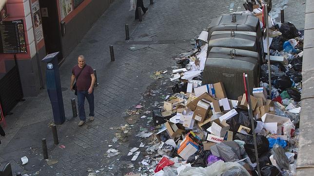 Huelga de limpieza: otros seis identificados por volcar contenedores