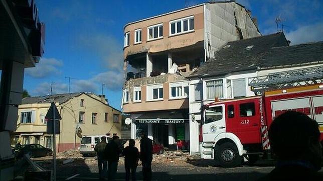 Una explosión de gas revienta una de las plantas de un edificio en As Pontes