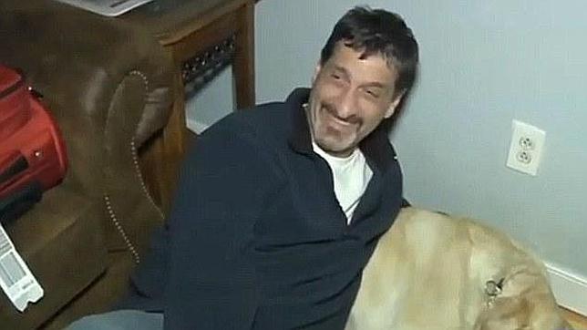 Los pasajeros de un vuelo se rebelan por la expulsión de un hombre ciego y su perro