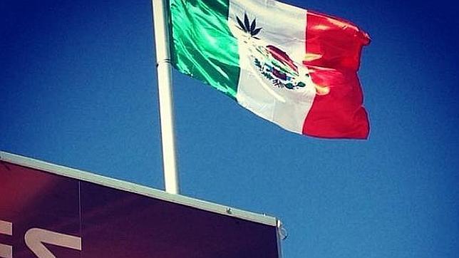 McLaren iza en Austin una bandera de México con una hoja de marihuana