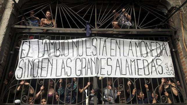 Estudiantes chilenos abandonan la sede de Bachelet tras varias horas de ocupación