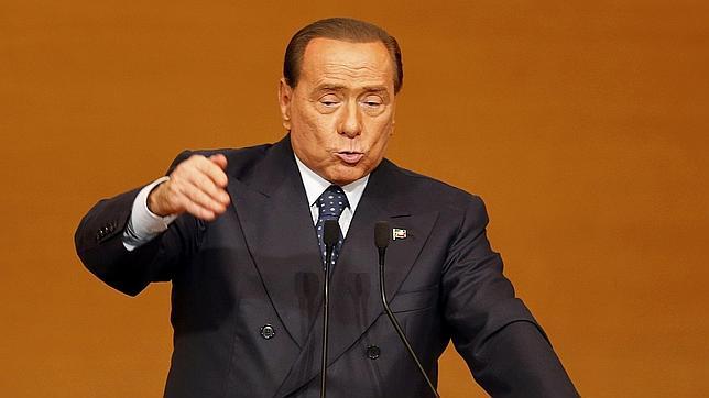 El partido de Berlusconi se rompe en dos