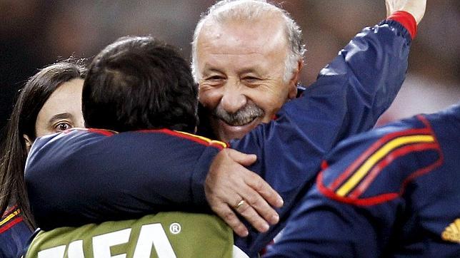 Del Bosque, en una imagen atípica, se dejó llevar por la emoción