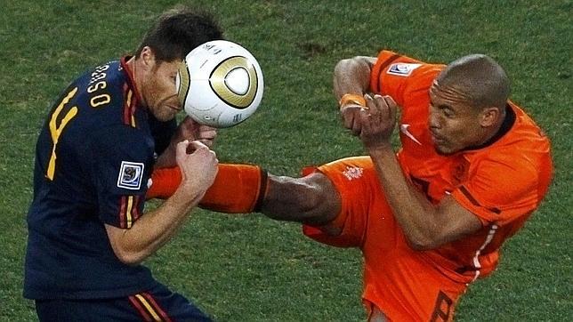 De Jong golpea a Xabi Alonso en el pecho