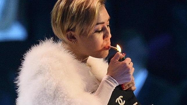 Holanda investigará a Miley Cyrus por fumarse un porro en los MTV Awards