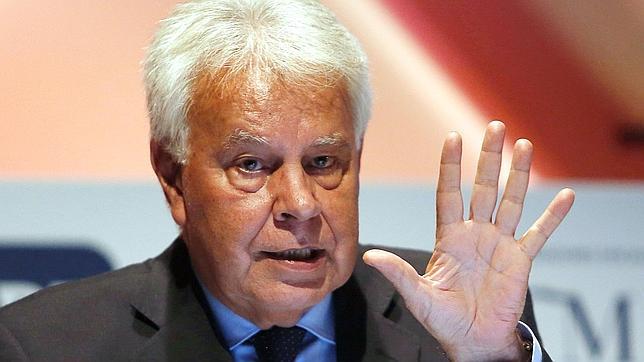 González afirma que Rubalcaba debe decidir «si es más parte del problema que de la solución»