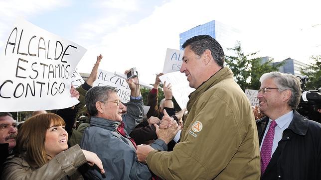 Juzgan al alcalde de Badalona por  vincular rumanos y delincuencia