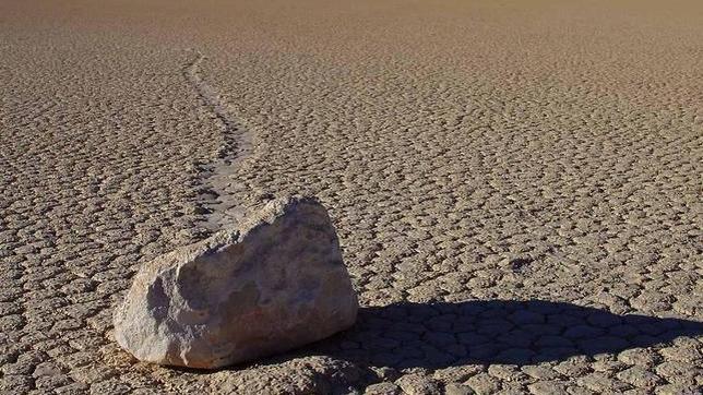 Una de las piedras reptantes del Valle de la Muerte en California