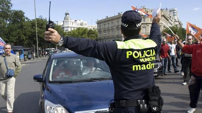 Policía Municipal controlando una manifestación en la plaza de Cibeles