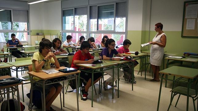 Una profesora da clase a alumnos de Secundaria en un centro de Barcelona