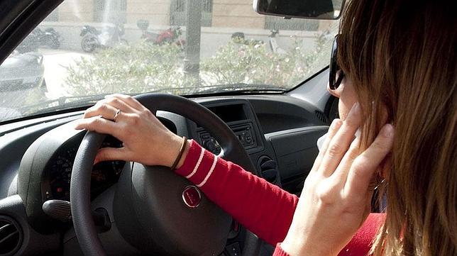 Uno de cada cuatro jóvenes usa el móvil al volante
