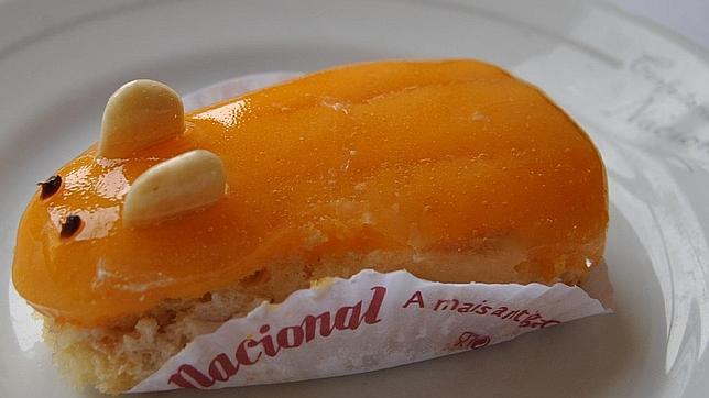 Este divertido bizcocho está cubierto por yema de huevo