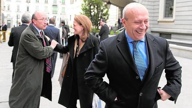 Un empresario de aceros le envía un machete a Wert para que «salga de su jungla» e informe sobre la Lomce