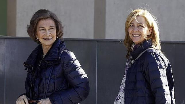 El Rey se levanta ayudado de apoyos y los análisis confirman que no hay infección