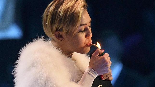 Miley Cyrus encendió un porro en el escenario de los EMA MTV Awards