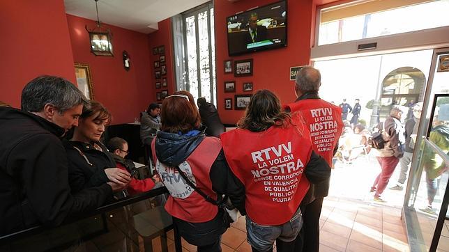 Identifican y dispersan a trabajadores de RTVV situados frente a las Cortes