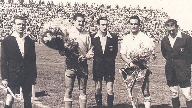 El intercambio de banderines —y ramos de flores—, una postal de esta época
