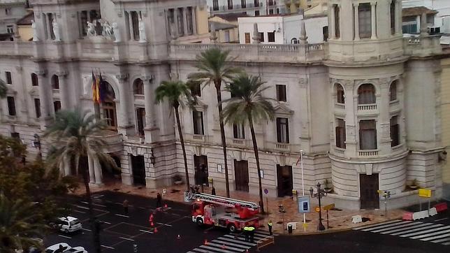 Caen unos cascotes de la fachada principal del Ayuntamiento de Valencia