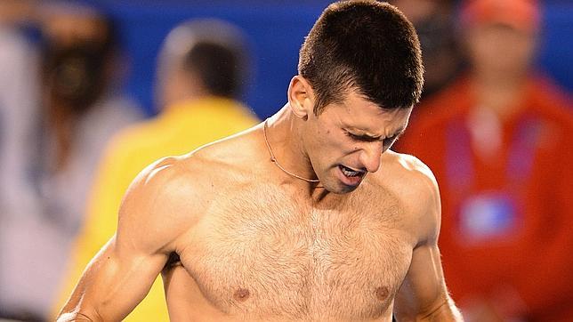 Celebración a lo grande de Djokovic después de superar a Wawrinka en Australia