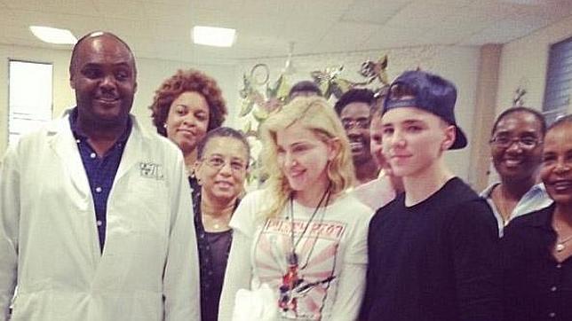 Madonna y Sean Penn, juntos en Haití con el hijo de ésta