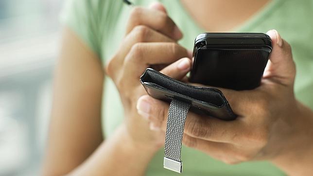 Los españoles, los viajeros europeos más «multiconectados»