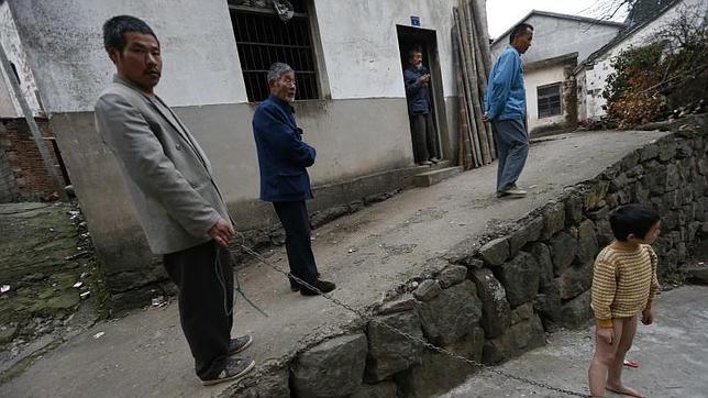 He Zili, el niño que vive encadenado como si fuera un animal salvaje