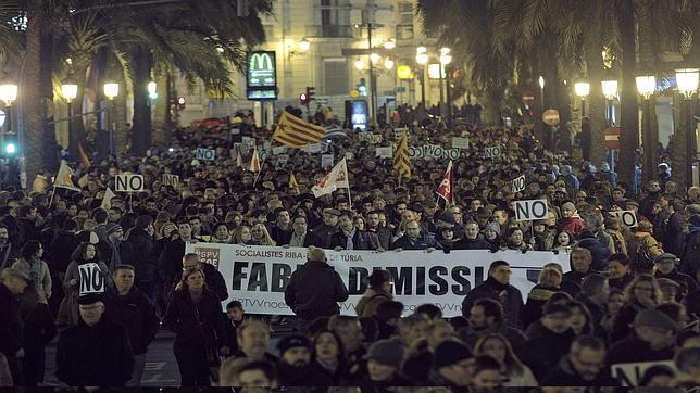La oposición se pone al frente de la pancarta contra el cierre de Canal 9
