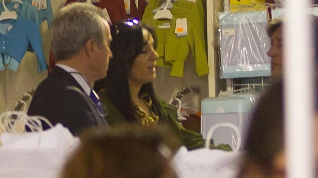 Ortega Cano, triste y abatido, acompaña a Ana María Aldón a comprar ropa para su bebé