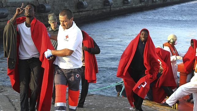 Rescatadas 32 personas, entre ellas un bebé, en tres pateras en el Estrecho