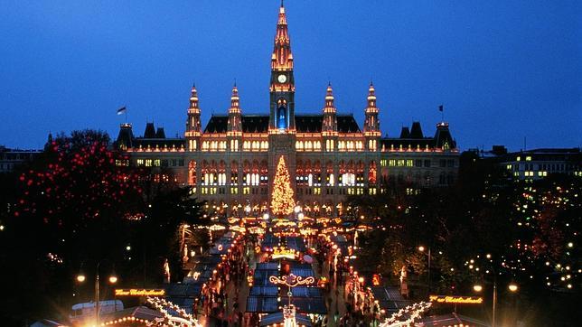 Plaza del Ayuntamiento en Viena y el mercadillo, a la luz de la Navidad