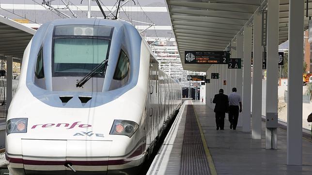 Pastor anuncia que operadores privados entrarán a competir con Renfe en AVE en 2014