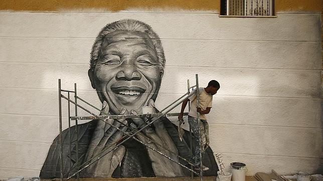 Mandela permanece «fuerte» en su «lecho de muerte», según su hija