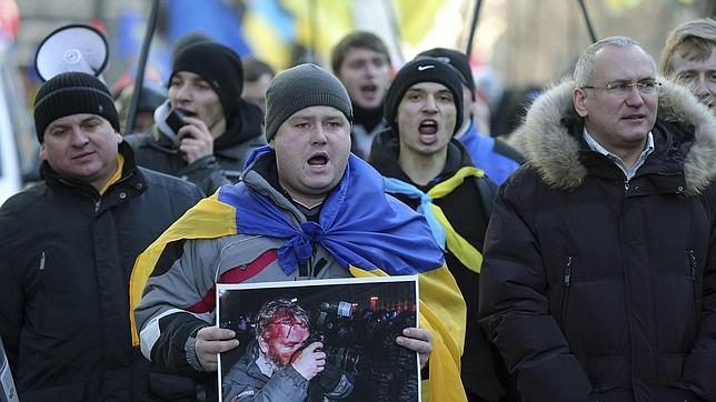 El partido del Gobierno de Ucrania llama también a sus partidarios a salir a la calle