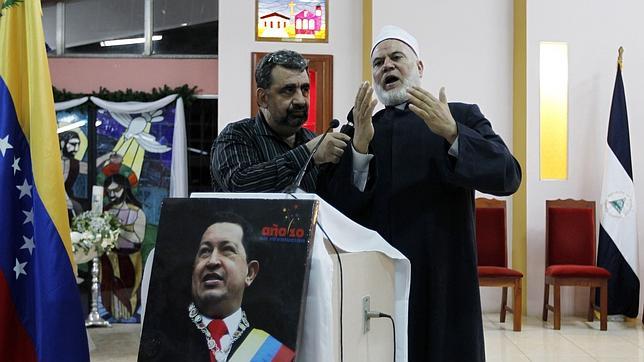 El imán de la mezquita de Managua, en diciembre del año pasado, rezando por la salud de Hugo Chávez