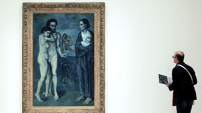 Un hombre admira «La Vida», pintado por Picasso en su época azul
